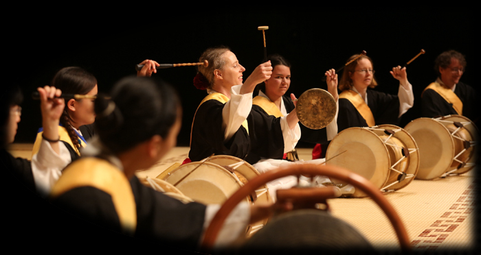 Expats Samulnori Performing